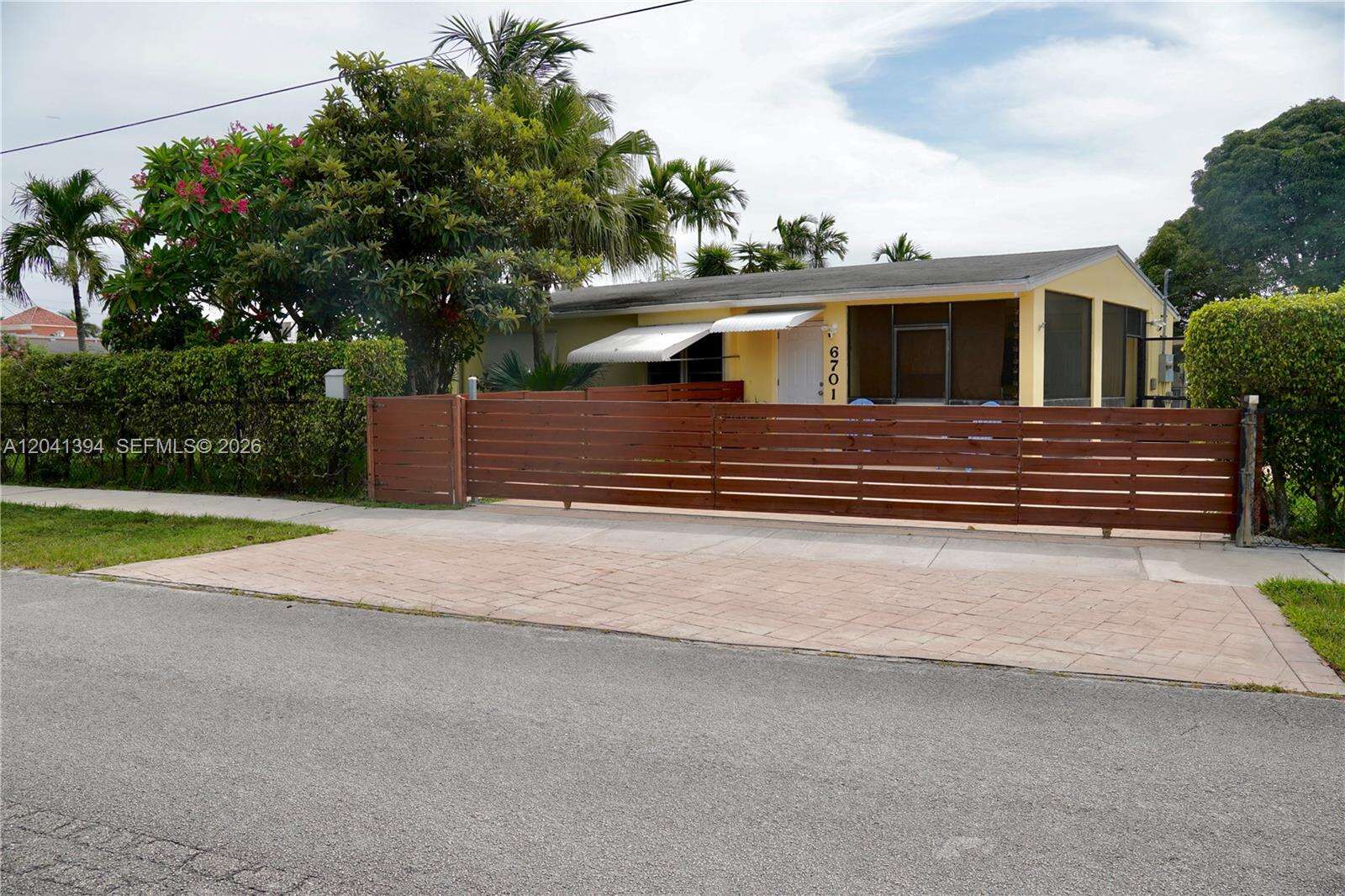 6701 Harding St, Hollywood, FL 33024 - For Sale photo 2