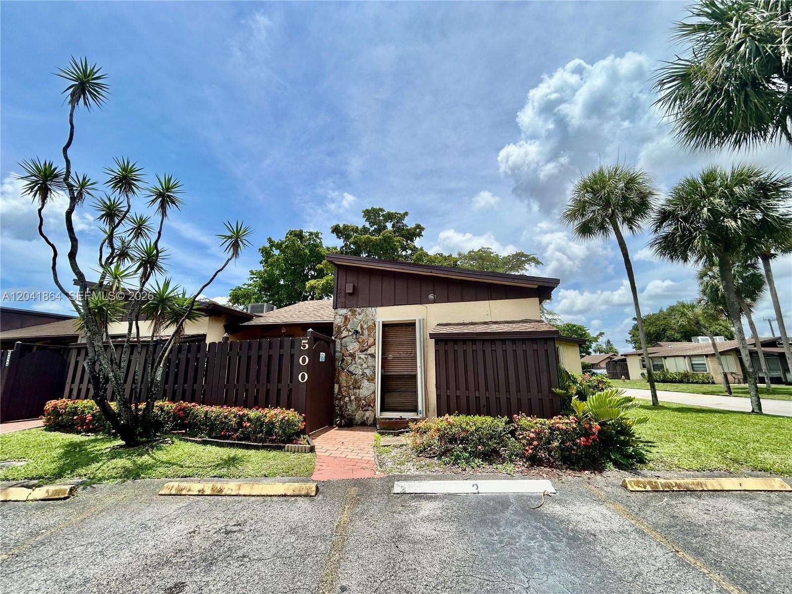 500 Briarwood Cir, Hollywood, FL 33024 - For Sale photo 1