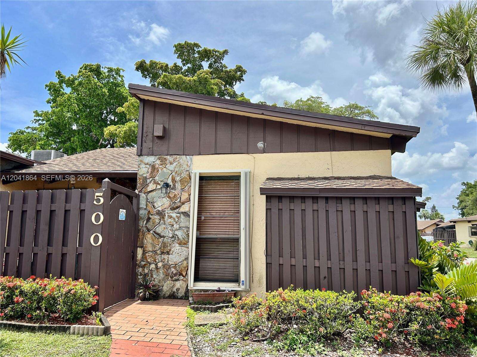 500 Briarwood Cir, Hollywood, FL 33024 - For Sale photo 2