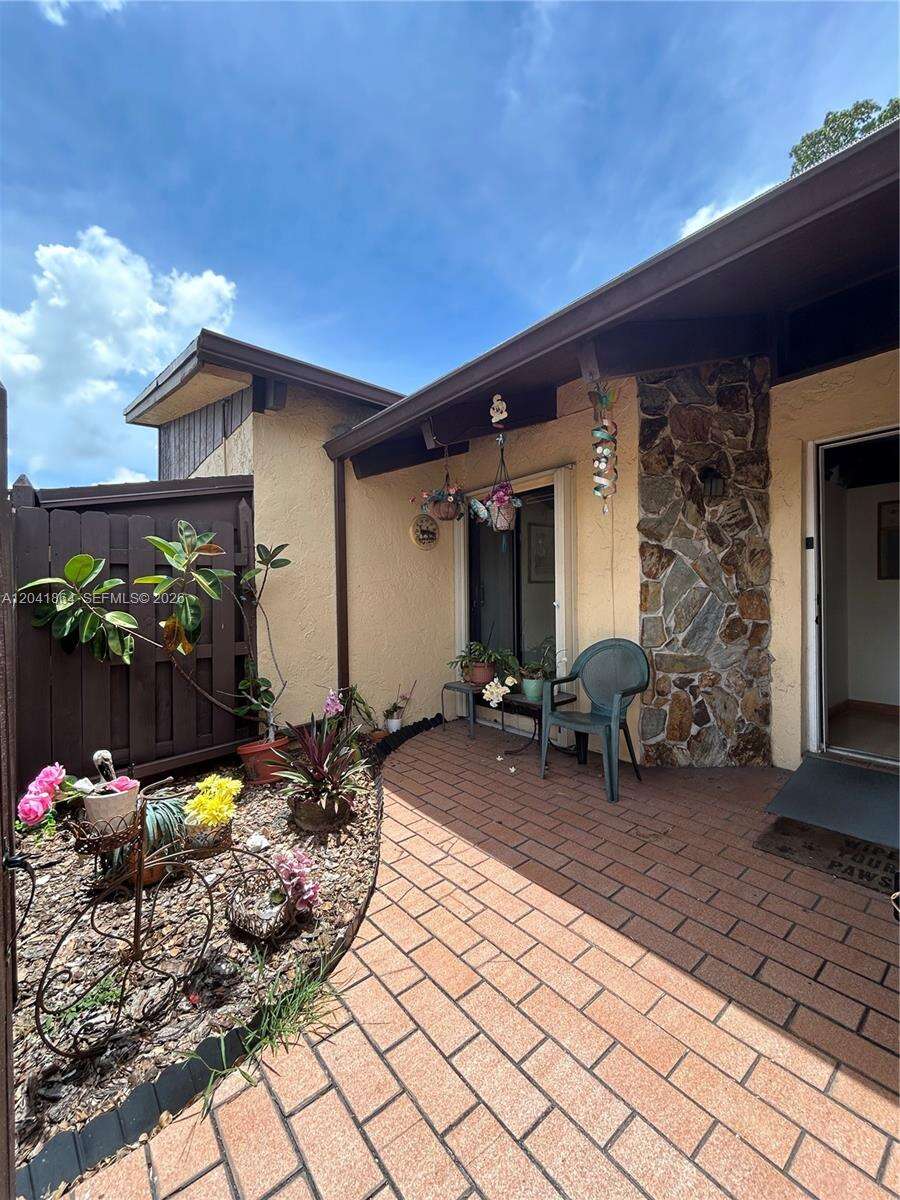 500 Briarwood Cir, Hollywood, FL 33024 - For Sale photo 4