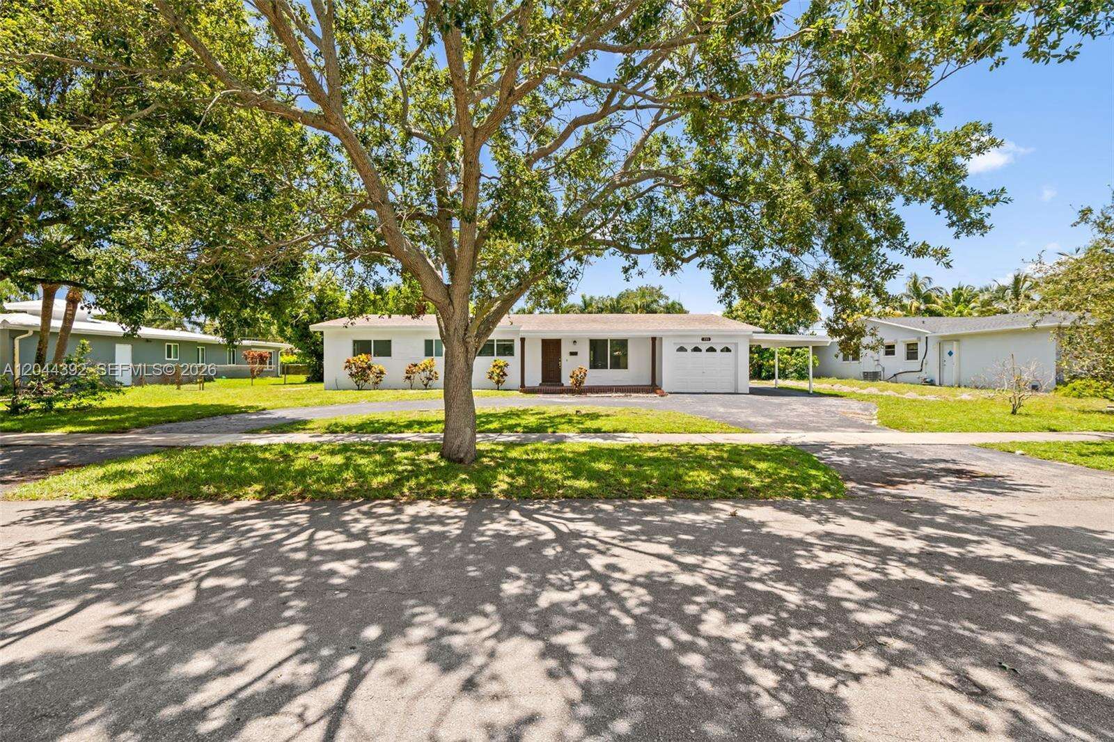 733 Rainbow Dr, Hollywood, FL 33021 - For Sale photo 1