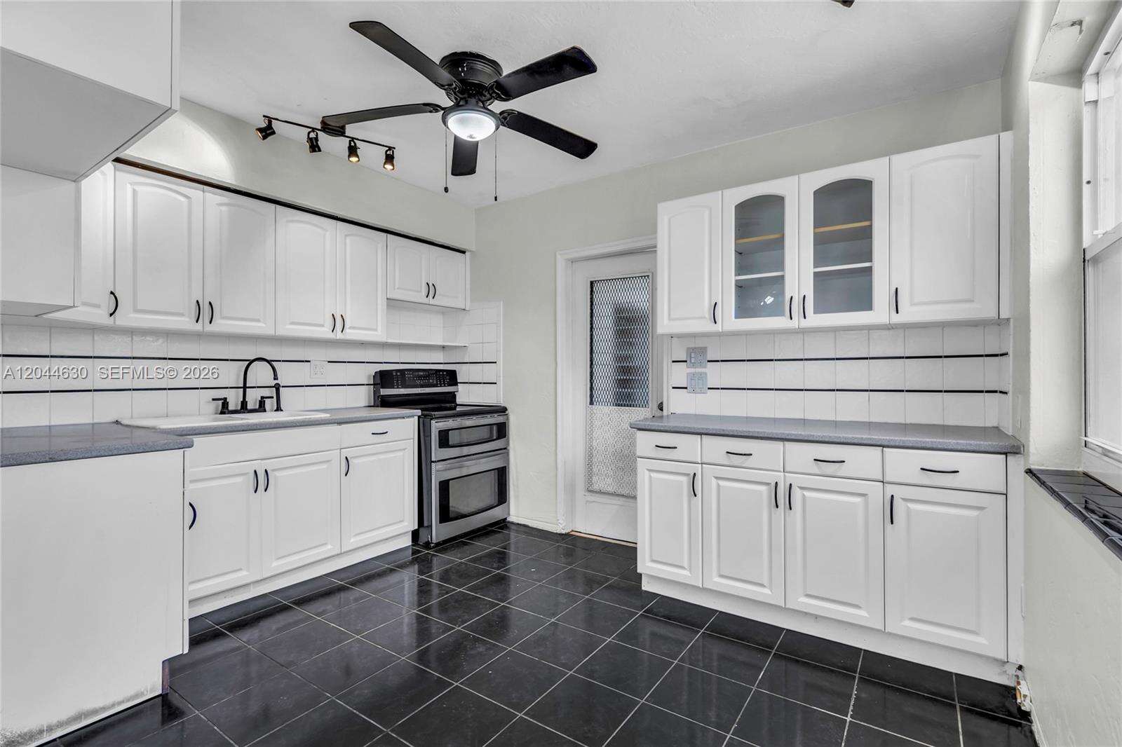 842 28th Ave, Hollywood, FL 33020 - For Sale photo 2