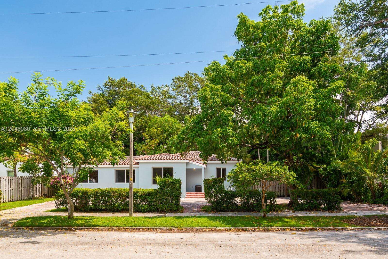 Silver Bluff Est Sec C Condos for Sale & Rent | Picture 1