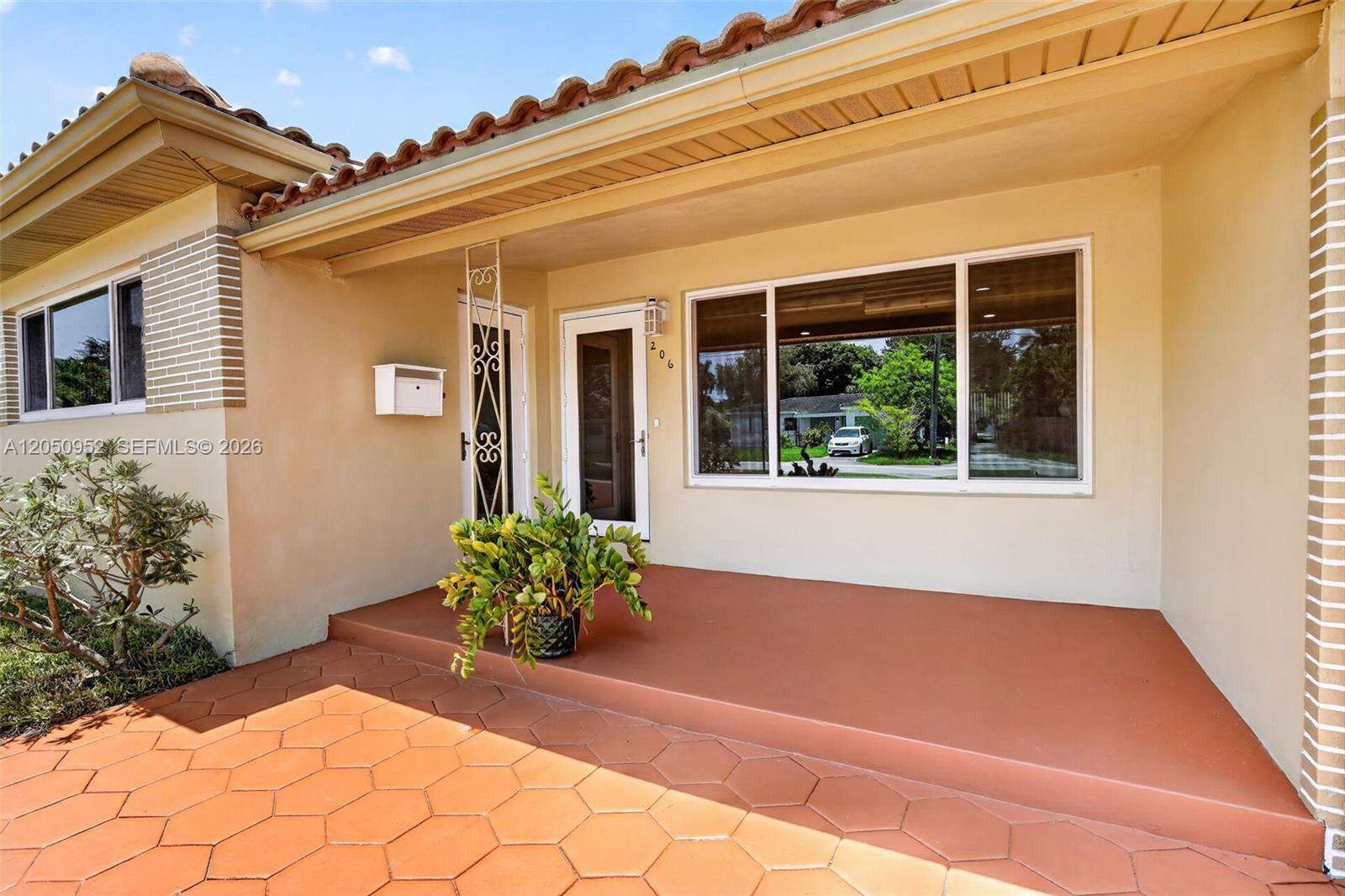 206 32nd Ave, Hollywood, FL 33021 - For Sale photo 2