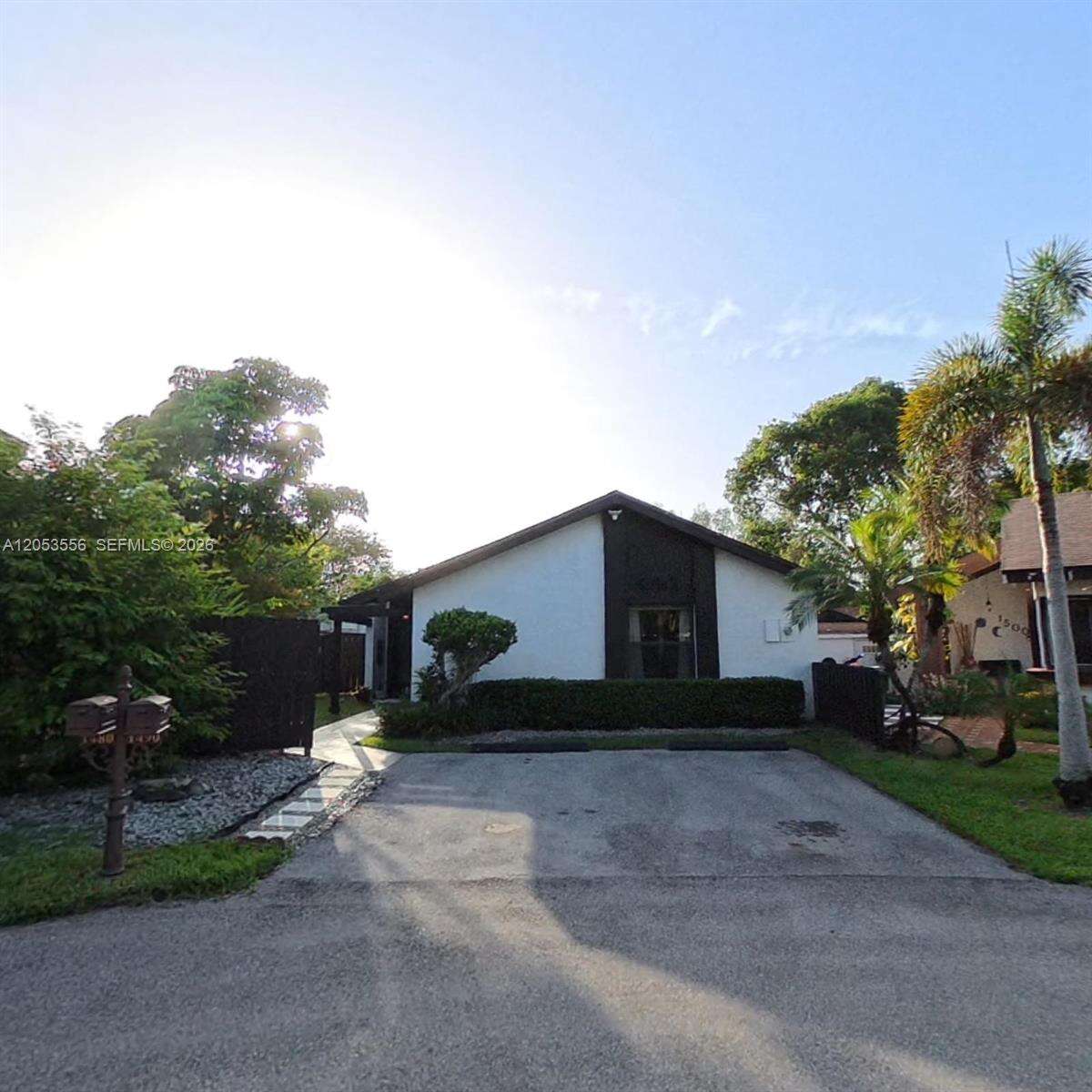 1490 Flamingo Ct, Pembroke Pines, FL 33026 - For Sale photo 2