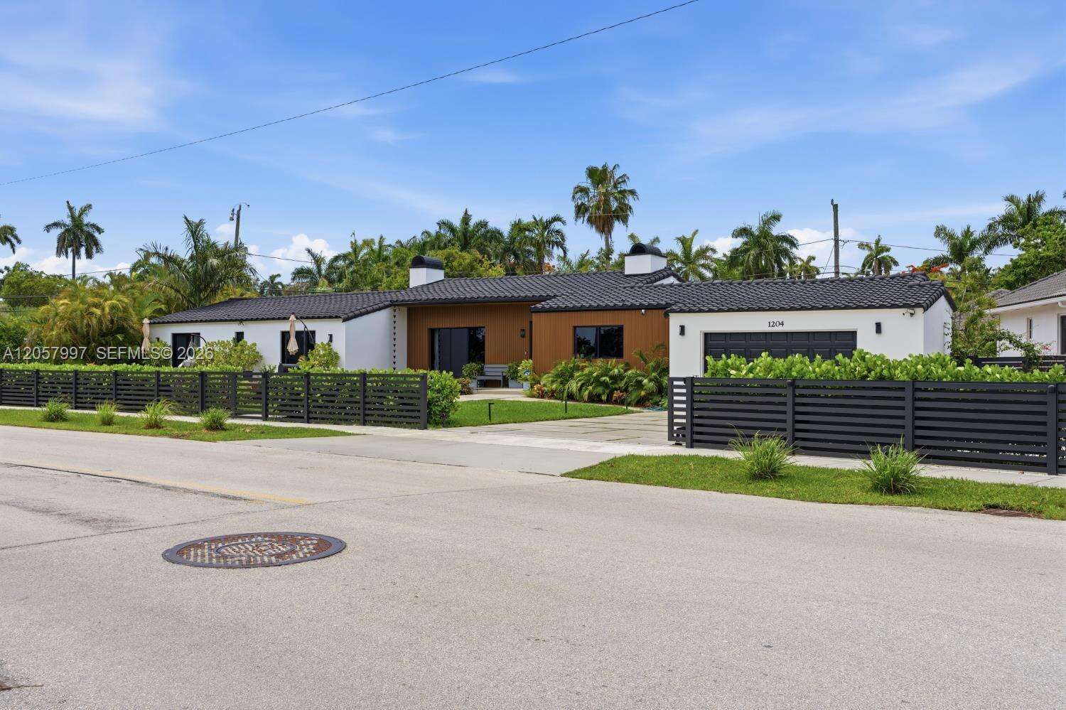 1204 Northlake Dr, Hollywood, FL 33019 - For Sale photo 2