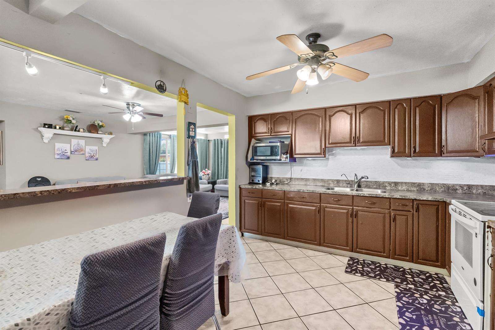 8460 15th, Pembroke Pines, FL 33024 - For Sale photo 6