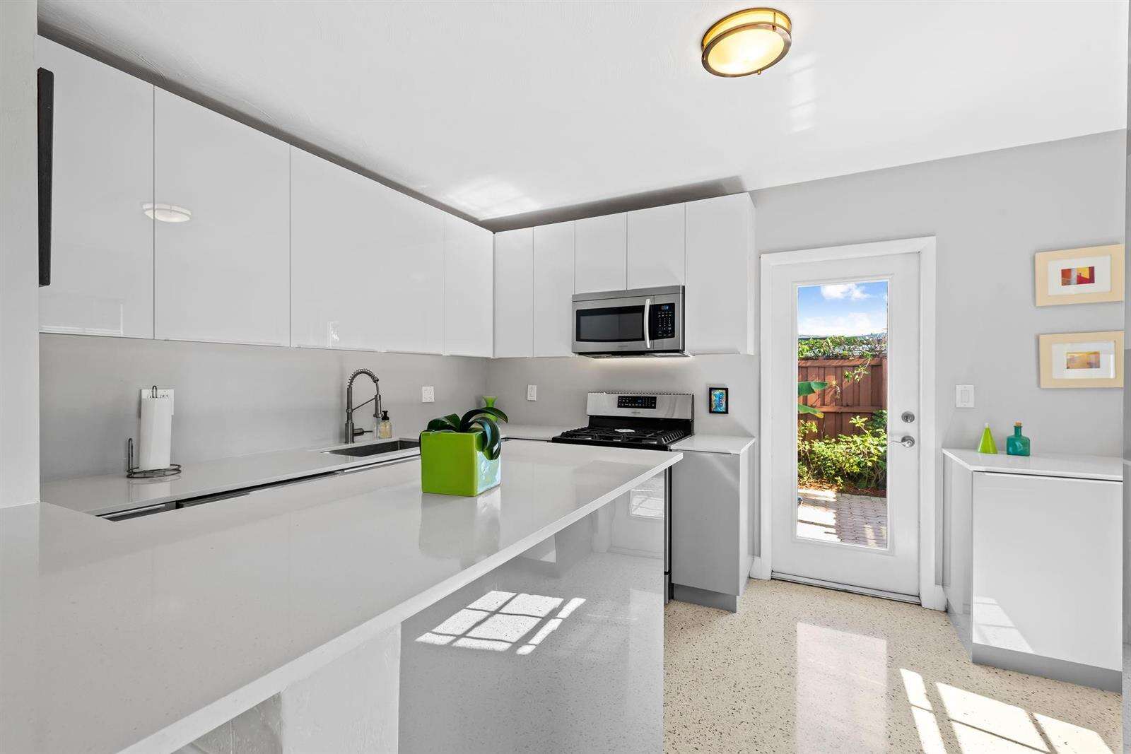 1175 Grant, Hollywood, FL 33019 - For Sale photo 8