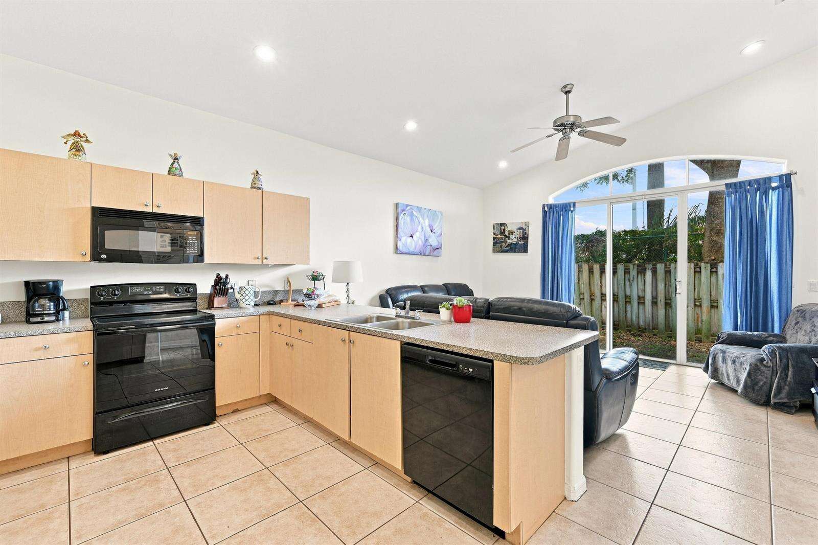 7778 17th, Pembroke Pines, FL 33024 - For Sale photo 17
