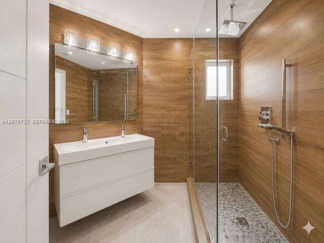 2558 206th Ter, Miami, FL 33180 - For Sale photo 3