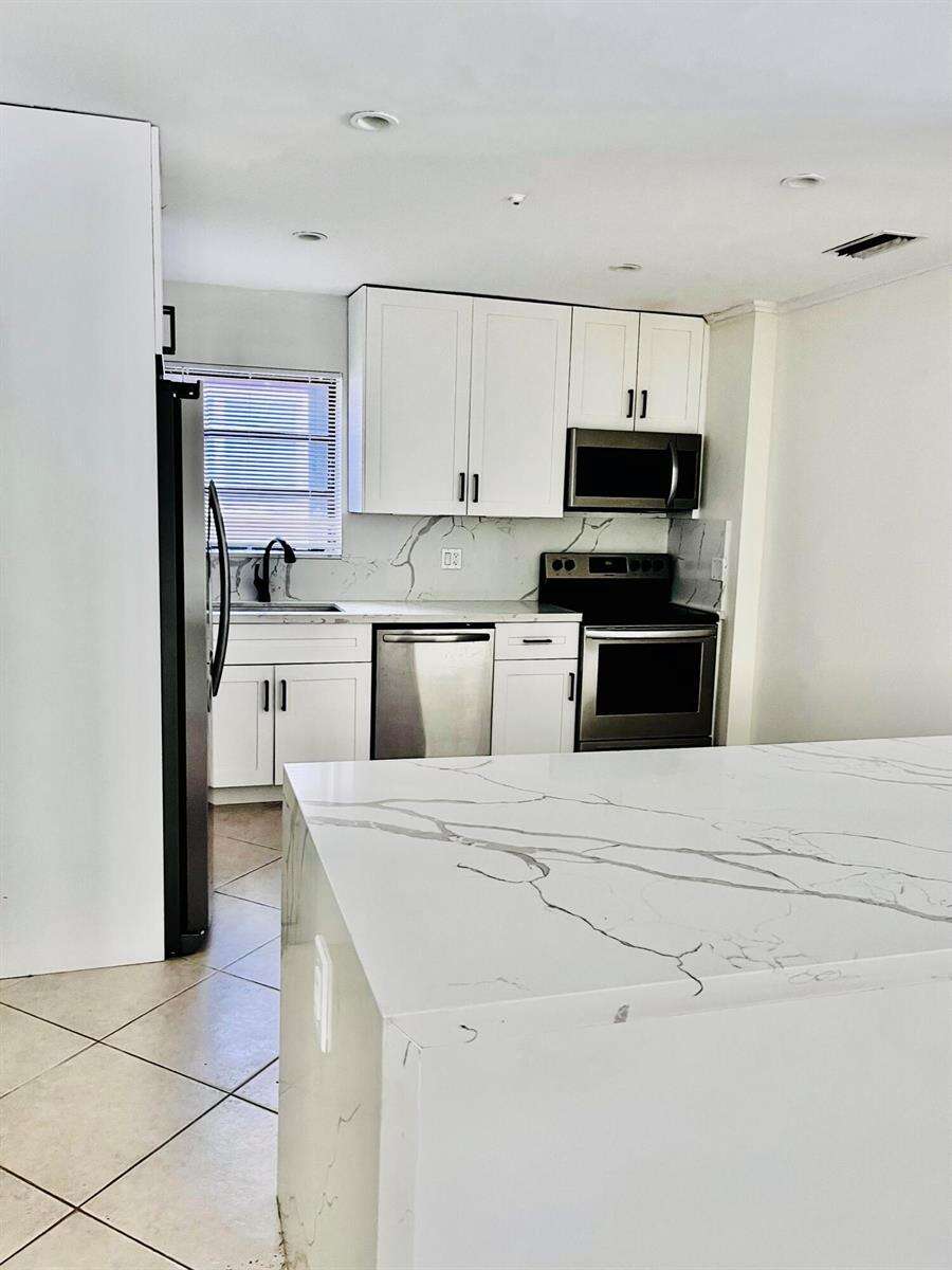 924 Johnson, Hollywood, FL 33019 - For Sale photo 9