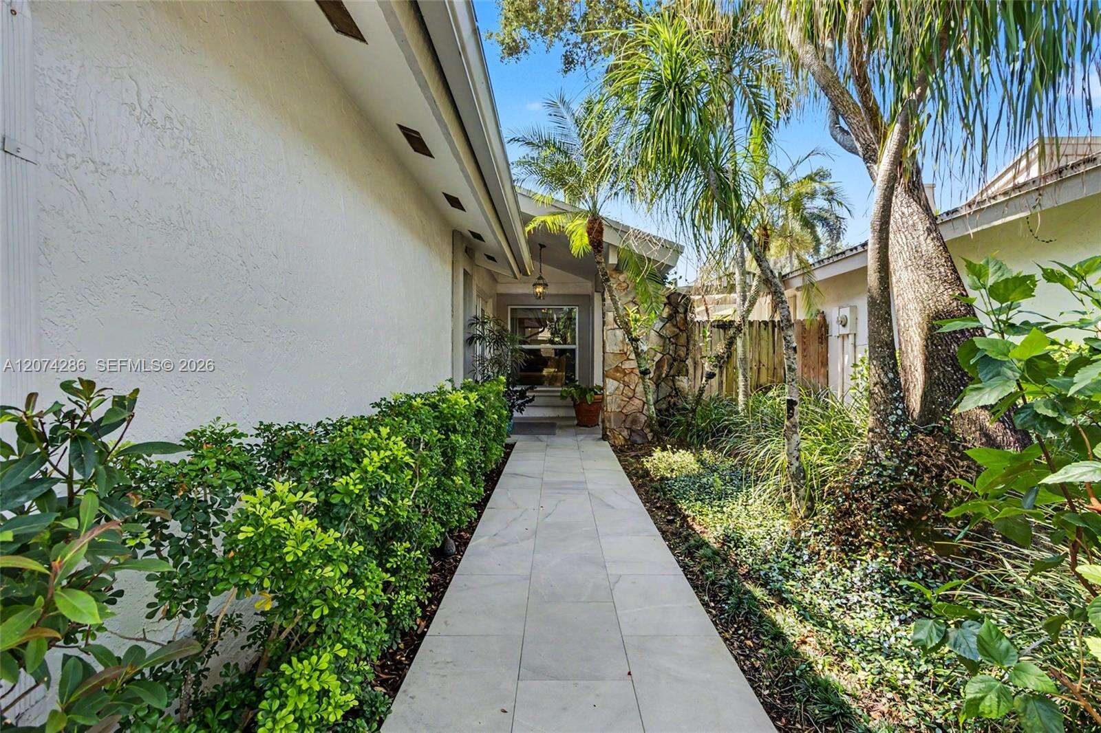 13 Dogwood Rd, Hollywood, FL 33021 - For Sale photo 2