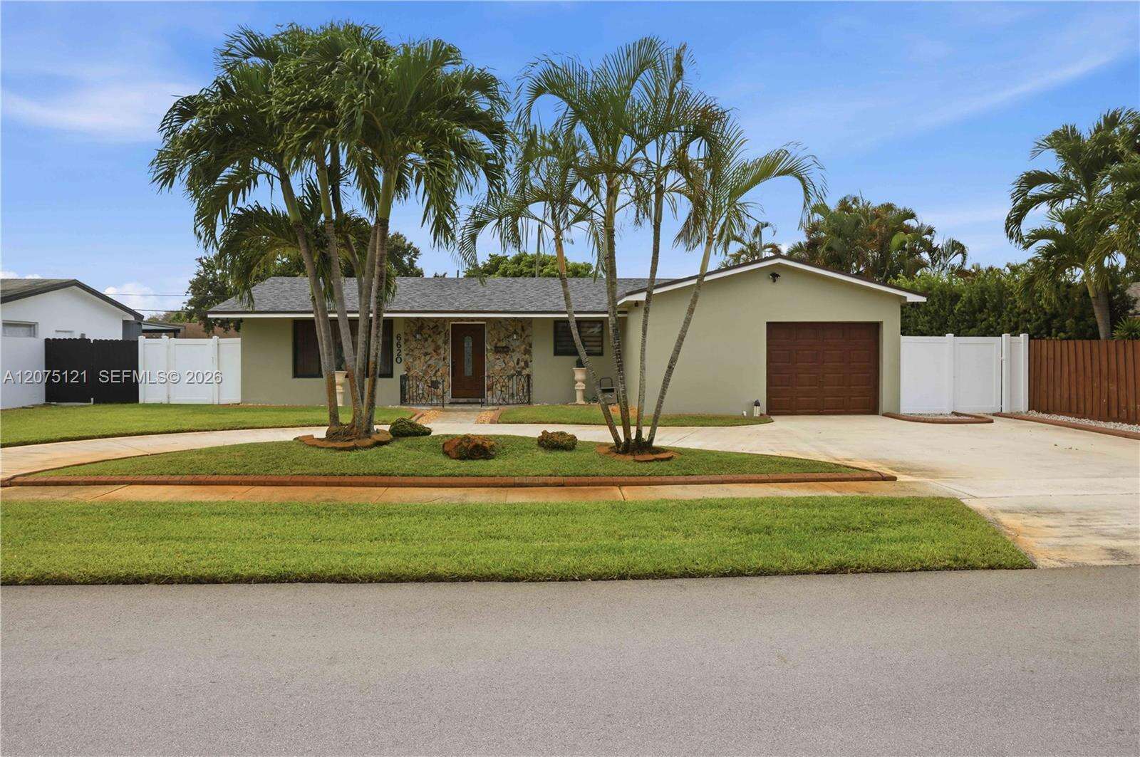 6620 6th St, Pembroke Pines, FL 33023 - For Sale photo 2
