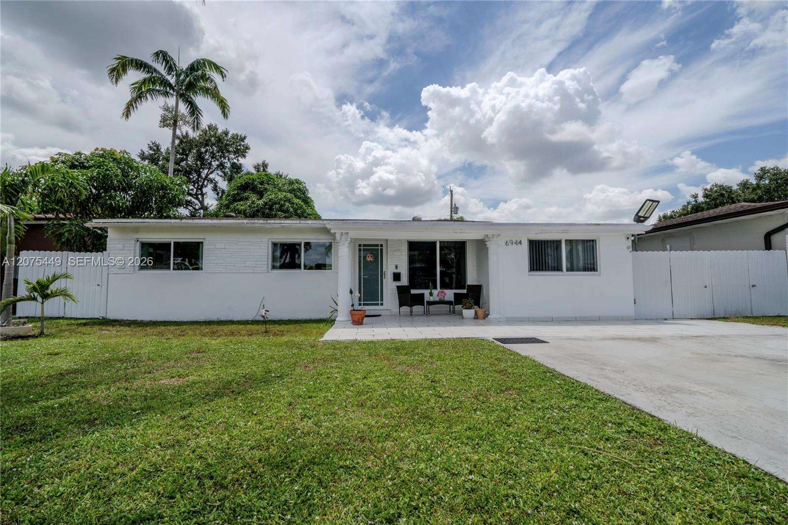 6944 10th Ct, Pembroke Pines, FL 33023 - For Sale photo 1