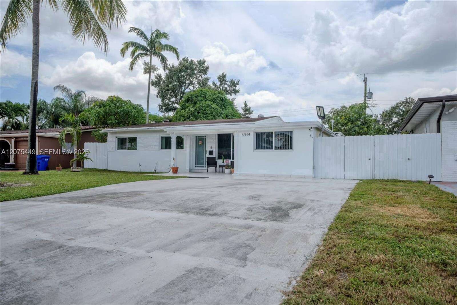 6944 10th Ct, Pembroke Pines, FL 33023 - For Sale photo 2