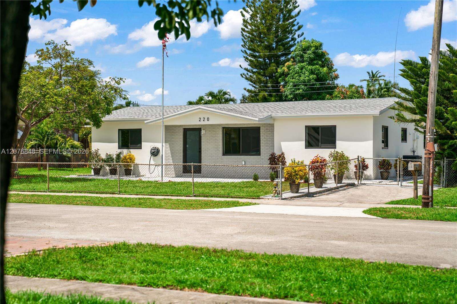 220 69th Ter, Hollywood, FL 33024 - For Sale photo 2