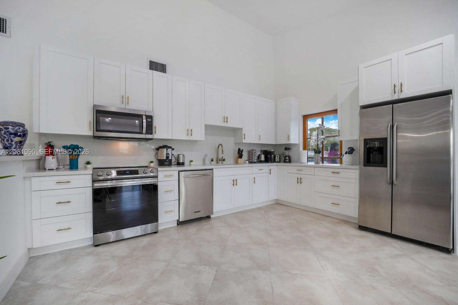 2286 215th St, Miami, FL 33180 - For Sale photo 3