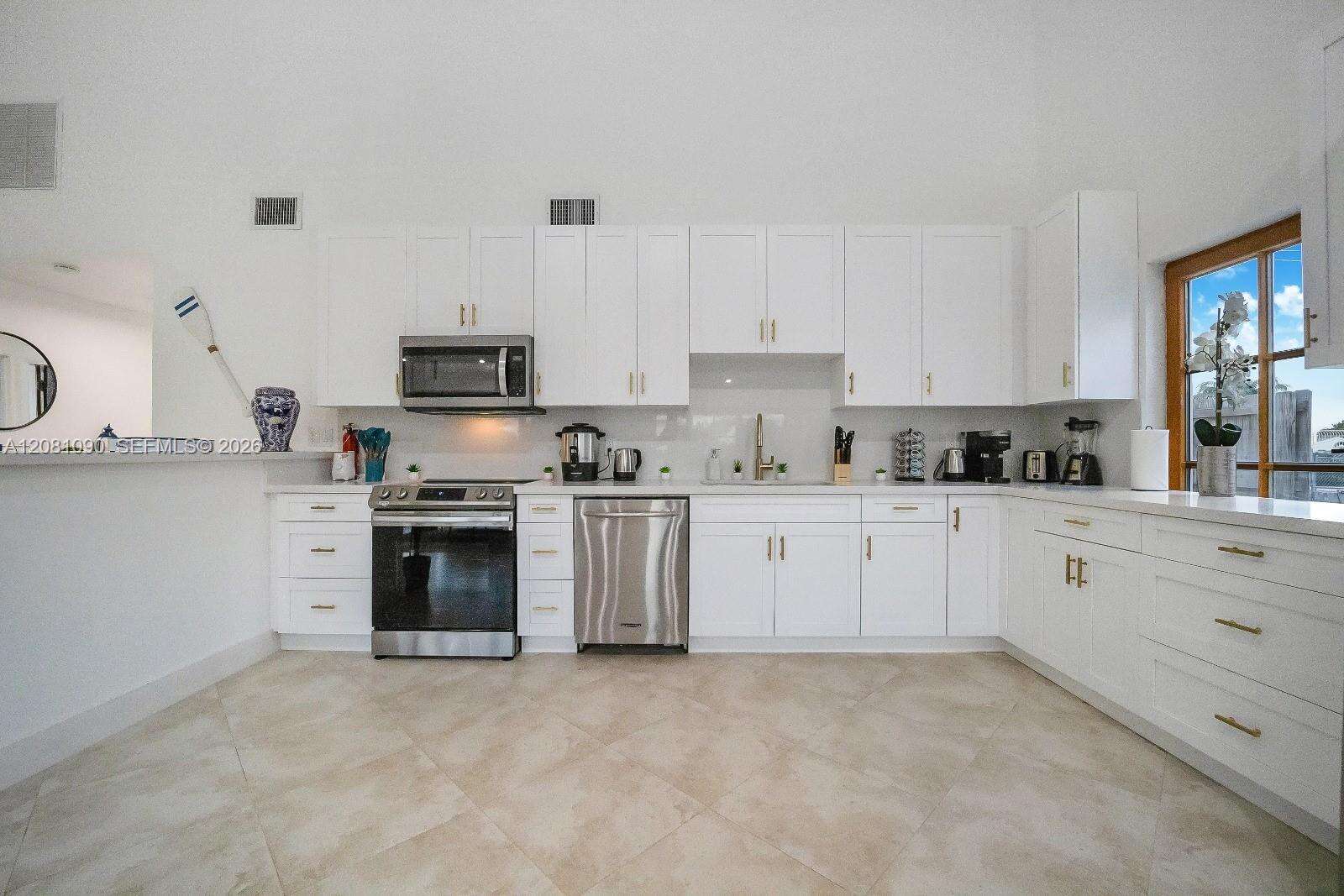 2286 215th St, Miami, FL 33180 - For Sale photo 8