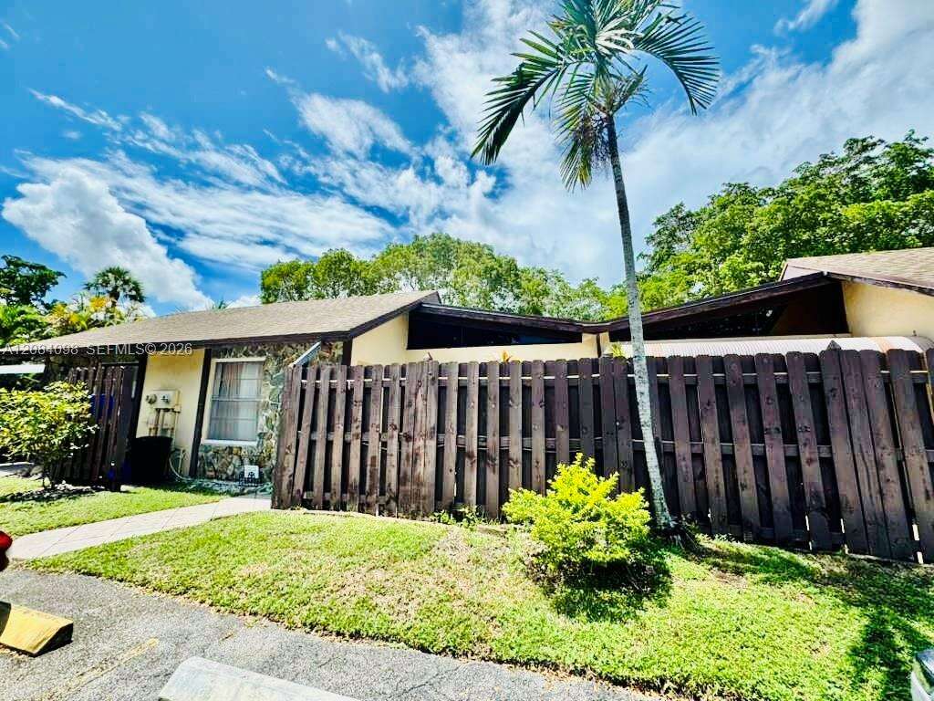332 Briarwood Cir, Hollywood, FL 33024 - For Sale photo 3