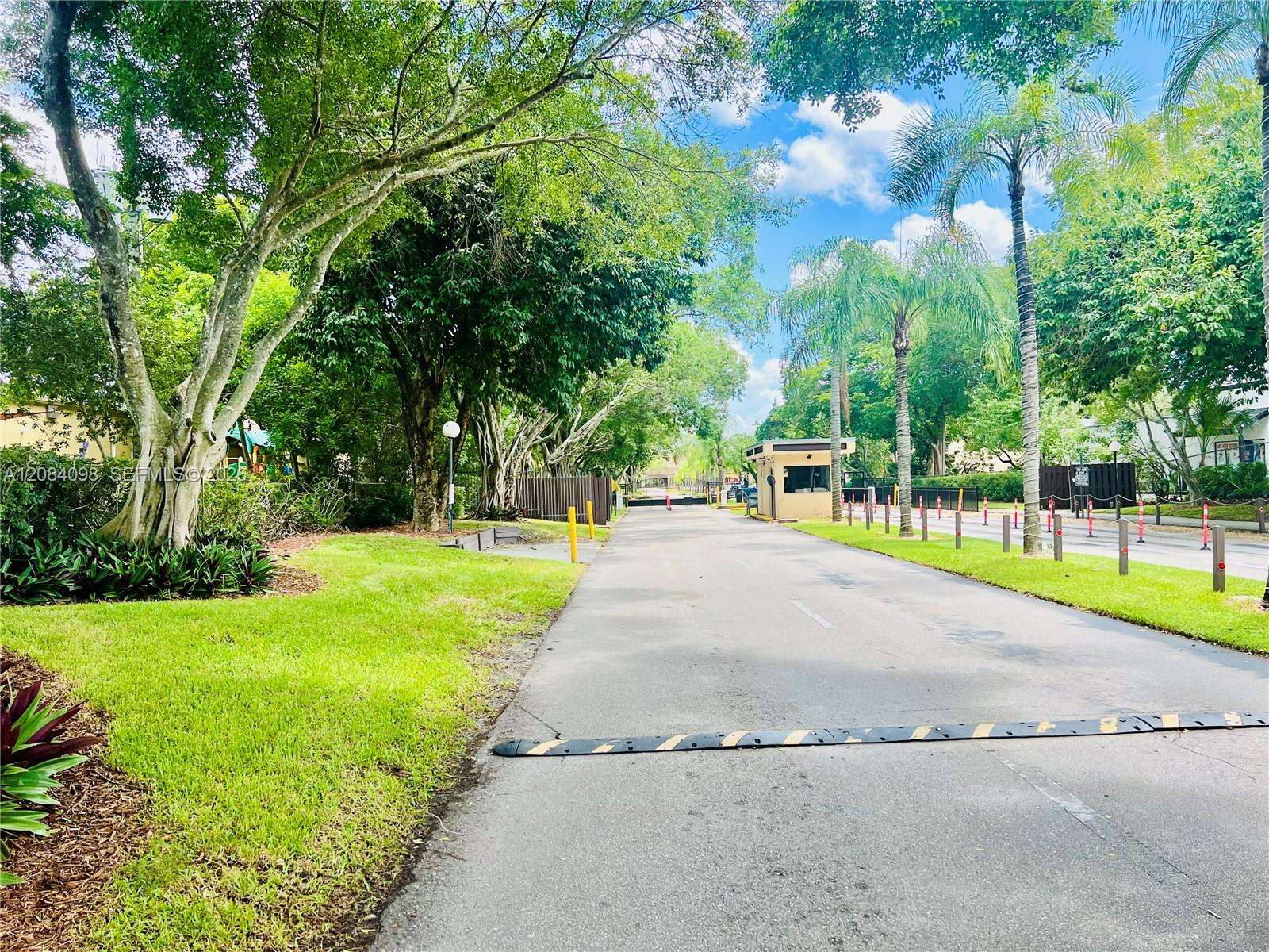 332 Briarwood Cir, Hollywood, FL 33024 - For Sale photo 21