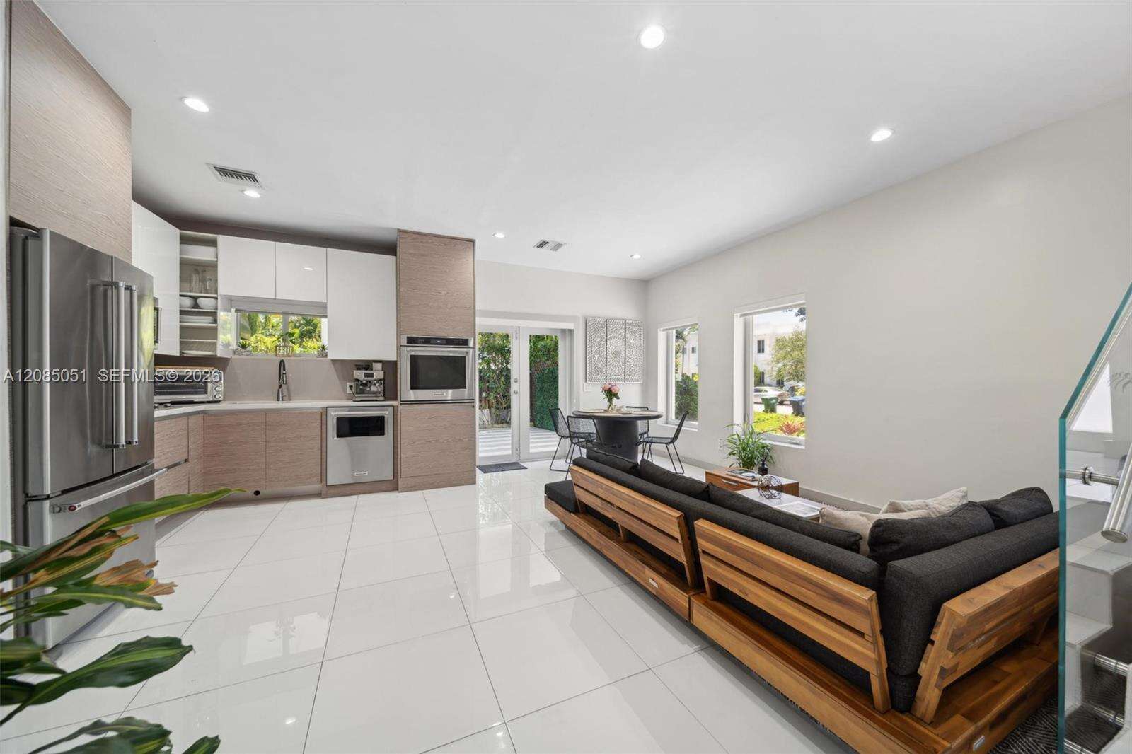 2615 213th St, Miami, FL 33180 - For Sale photo 2