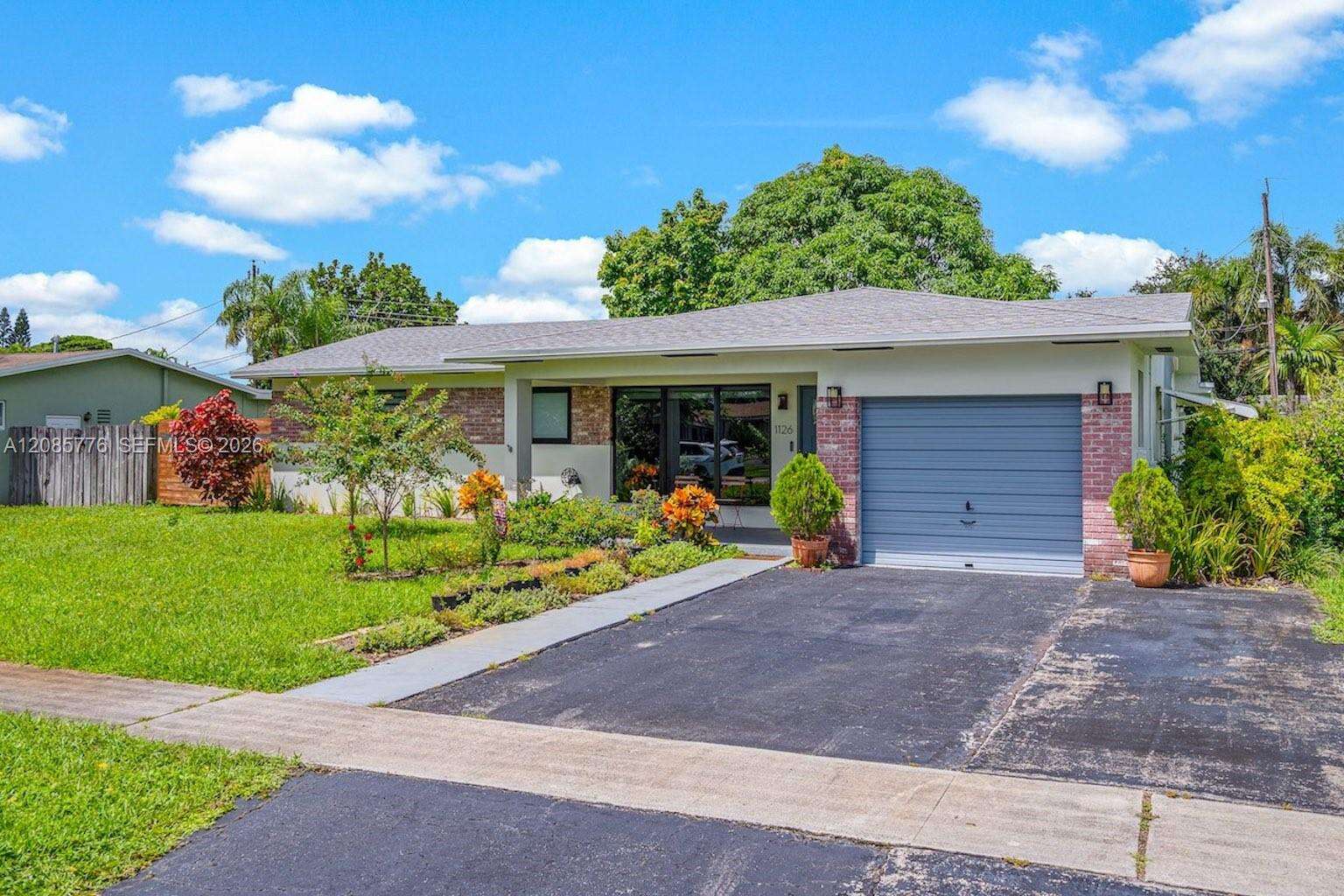 1126 Hawthorne Cir, Hollywood, FL 33021 - For Sale photo 2