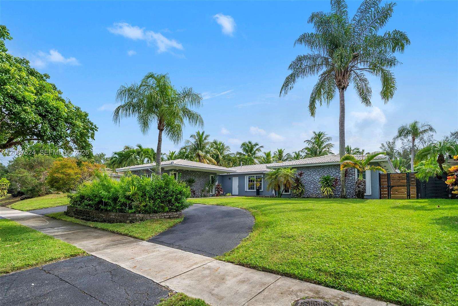 19885 22nd Ave, Miami, FL 33180 - For Sale photo 3