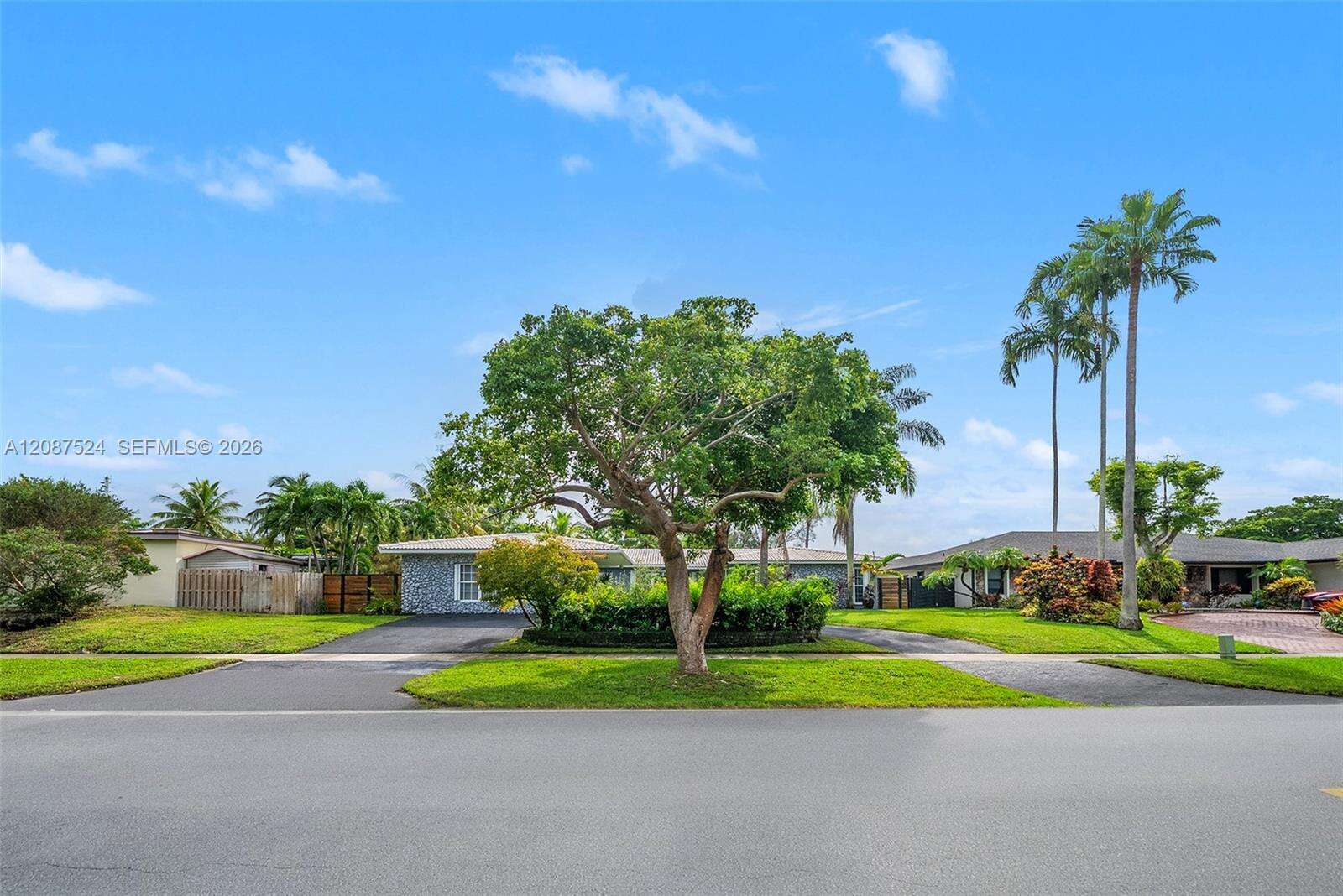 19885 22nd Ave, Miami, FL 33180 - For Sale photo 4