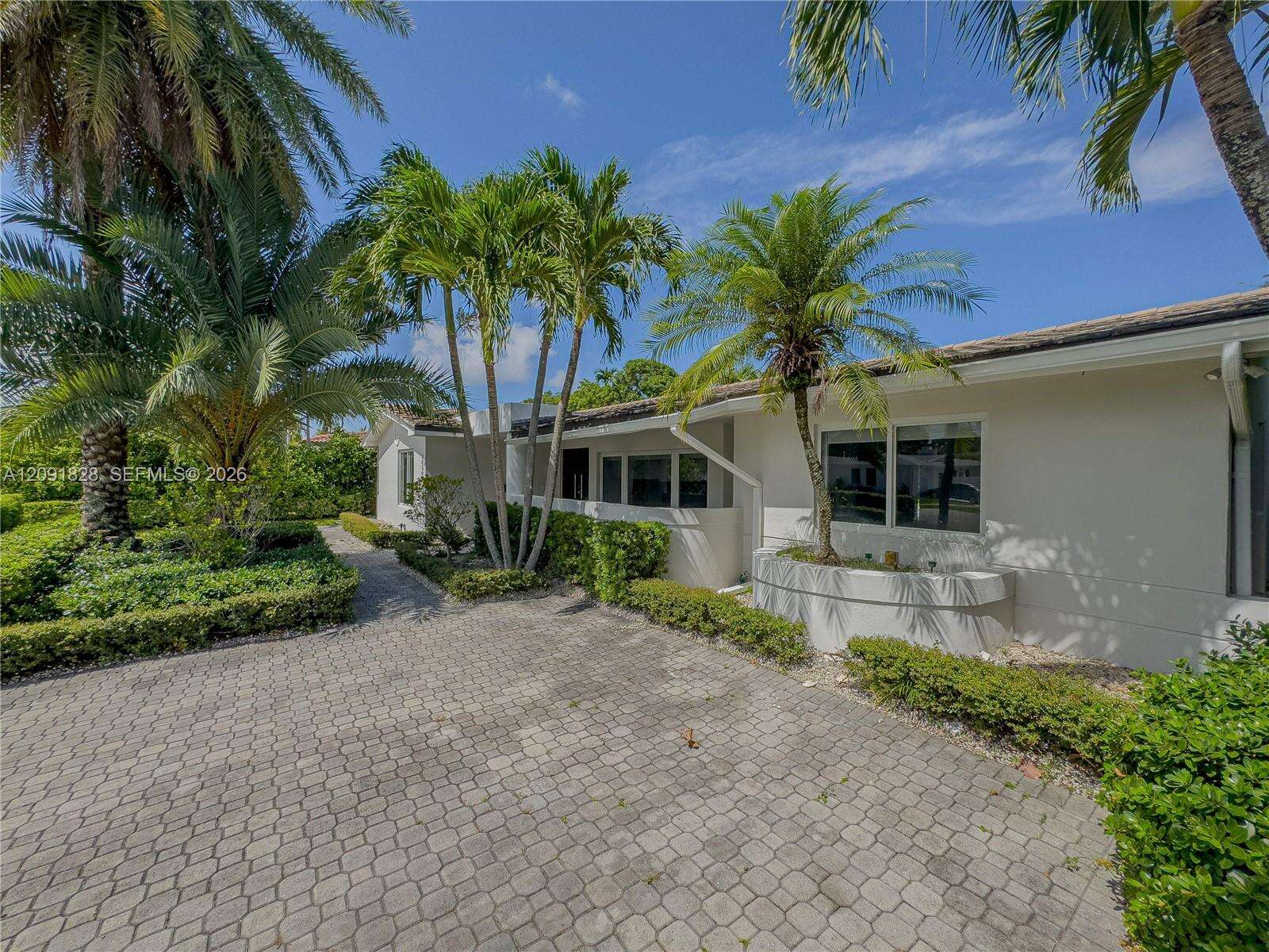20405 22nd Pl, Miami, FL 33180 - For Sale photo 2