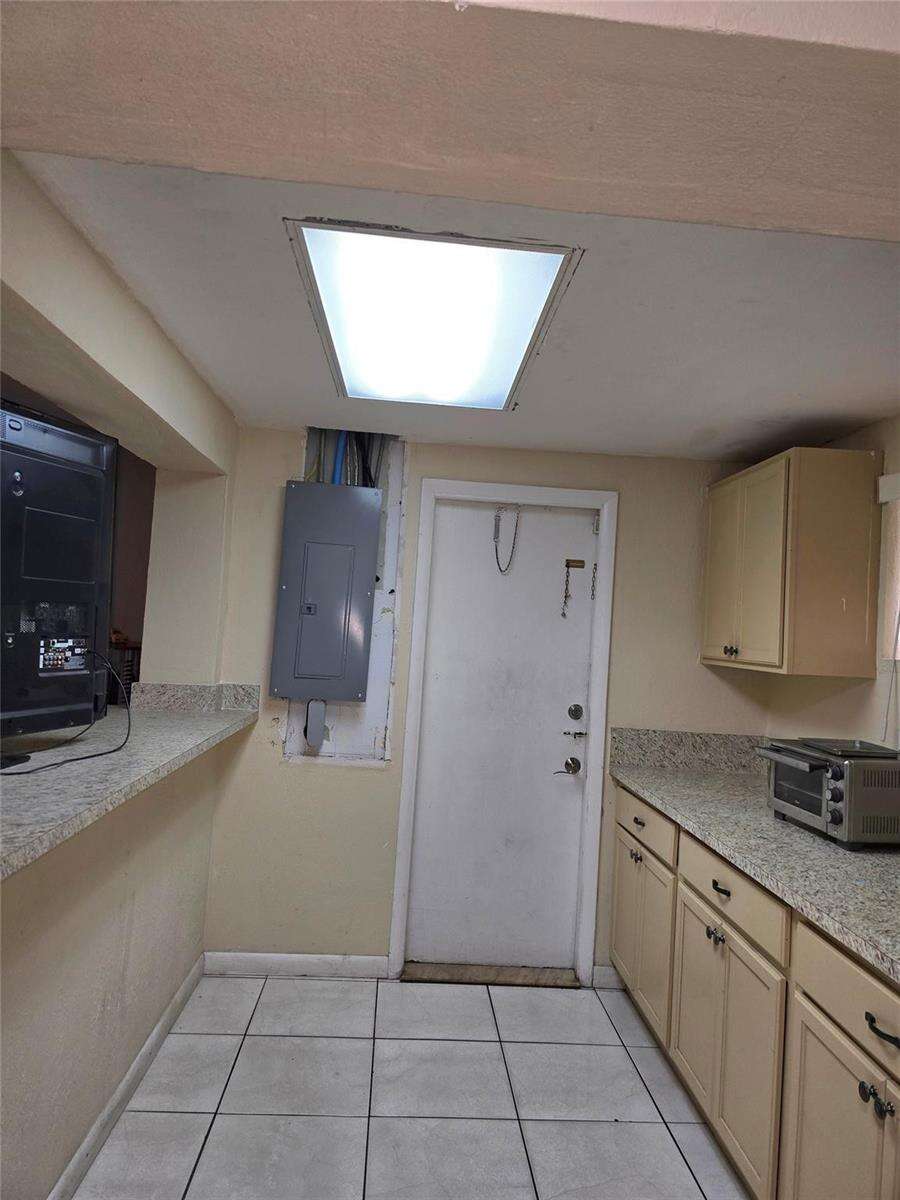 2420 59th, Hollywood, FL 33021 - For Sale photo 9