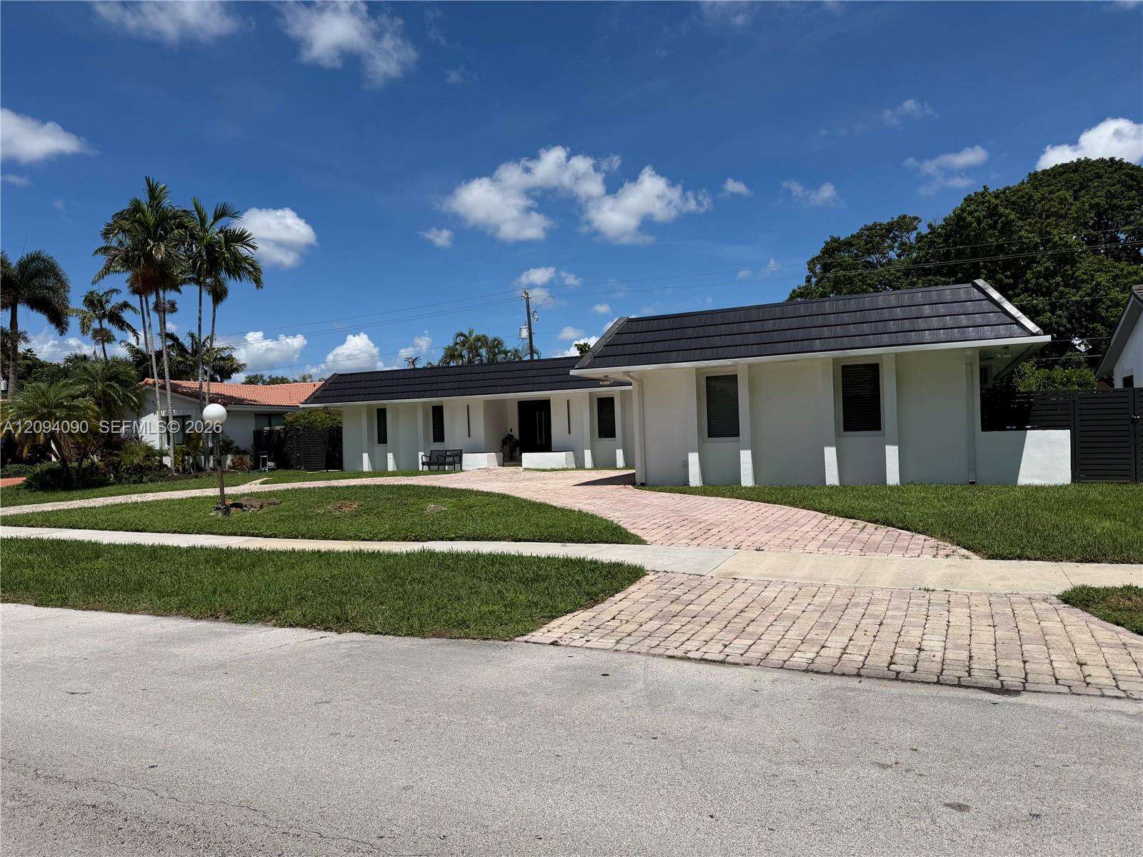 2215 204th St, Miami, FL 33180 - For Sale photo 4