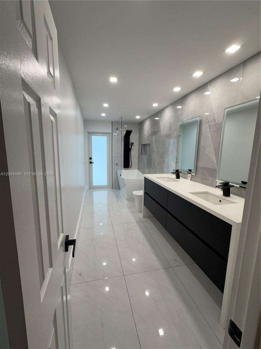 2215 204th St, Miami, FL 33180 - For Sale photo 52