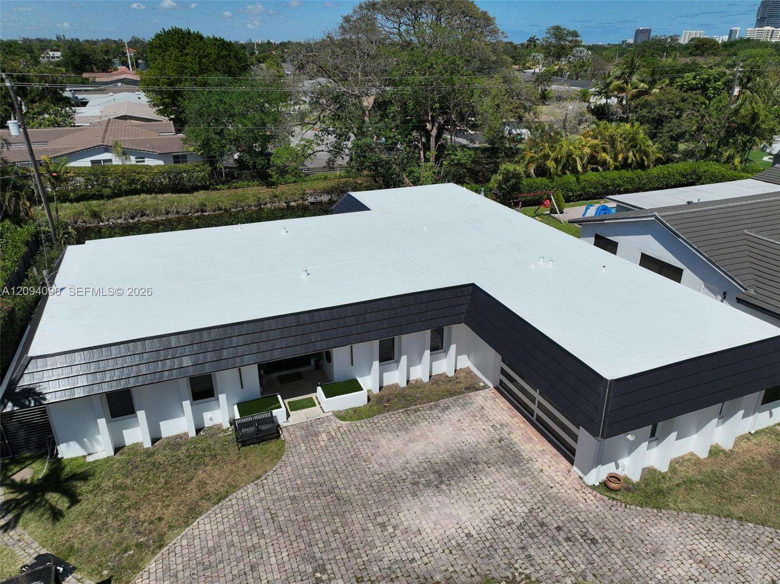 2215 204th St, Miami, FL 33180 - For Sale photo 7