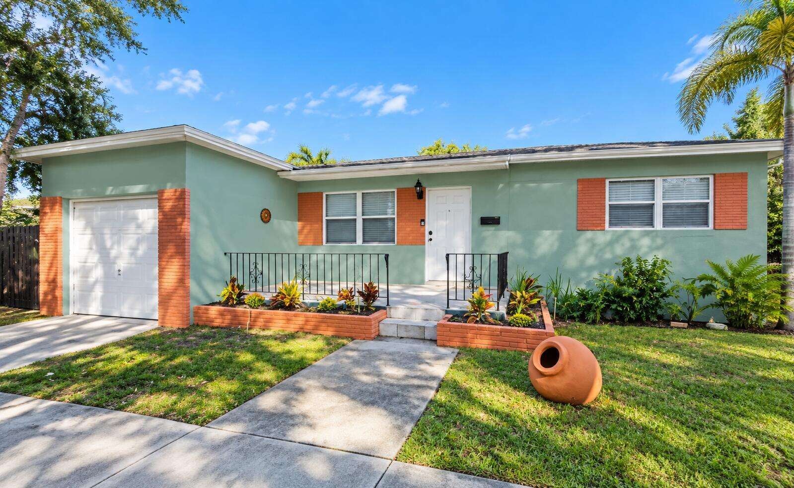 805 26th, Hollywood, FL 33020 - Pending Sale photo 1