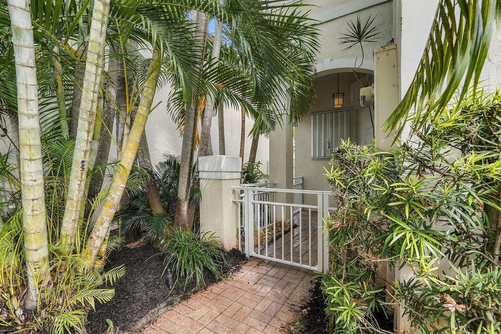 1115 Papaya, Hollywood, FL 33019 - For Sale photo 4