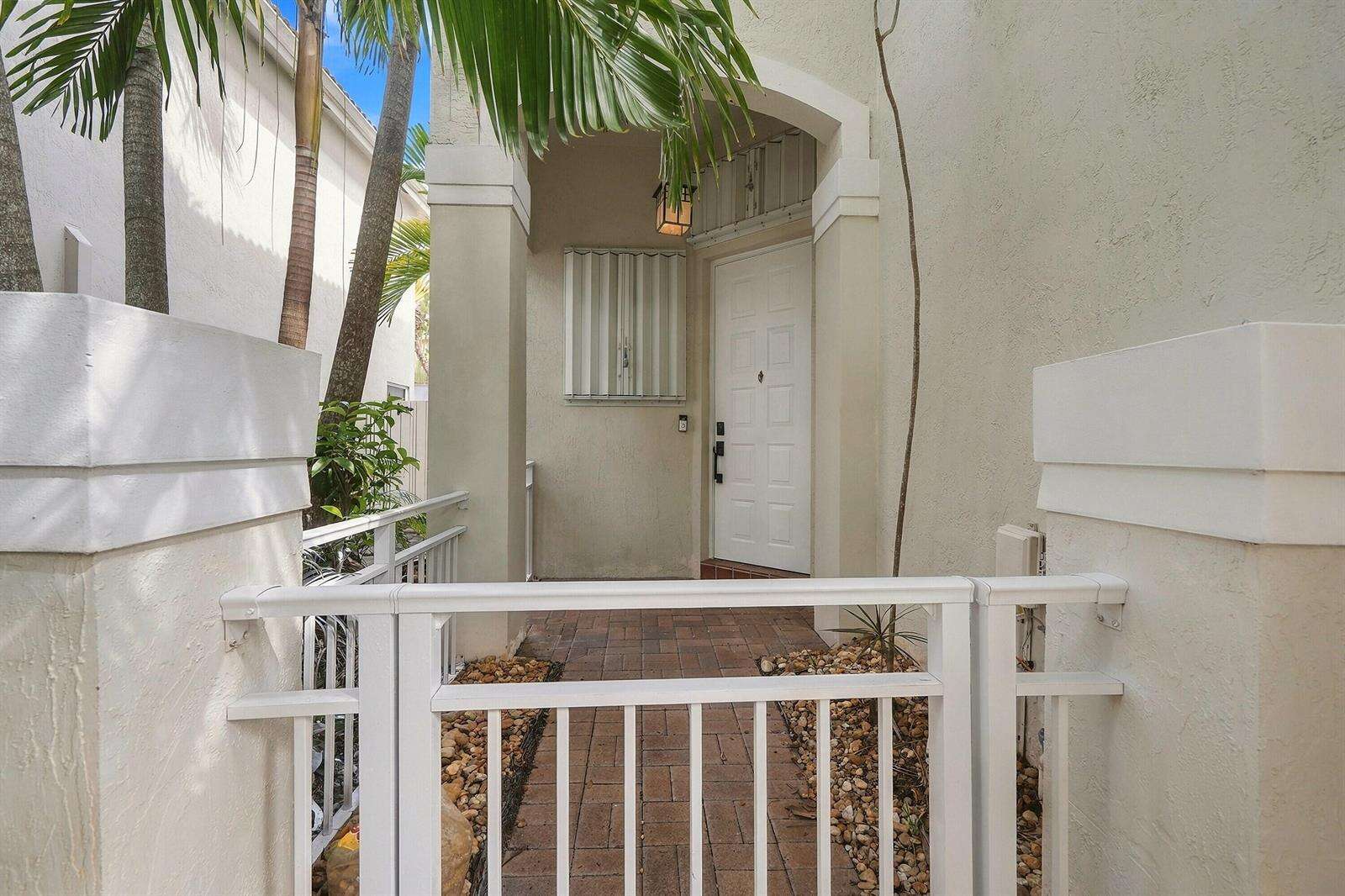 1115 Papaya, Hollywood, FL 33019 - For Sale photo 5