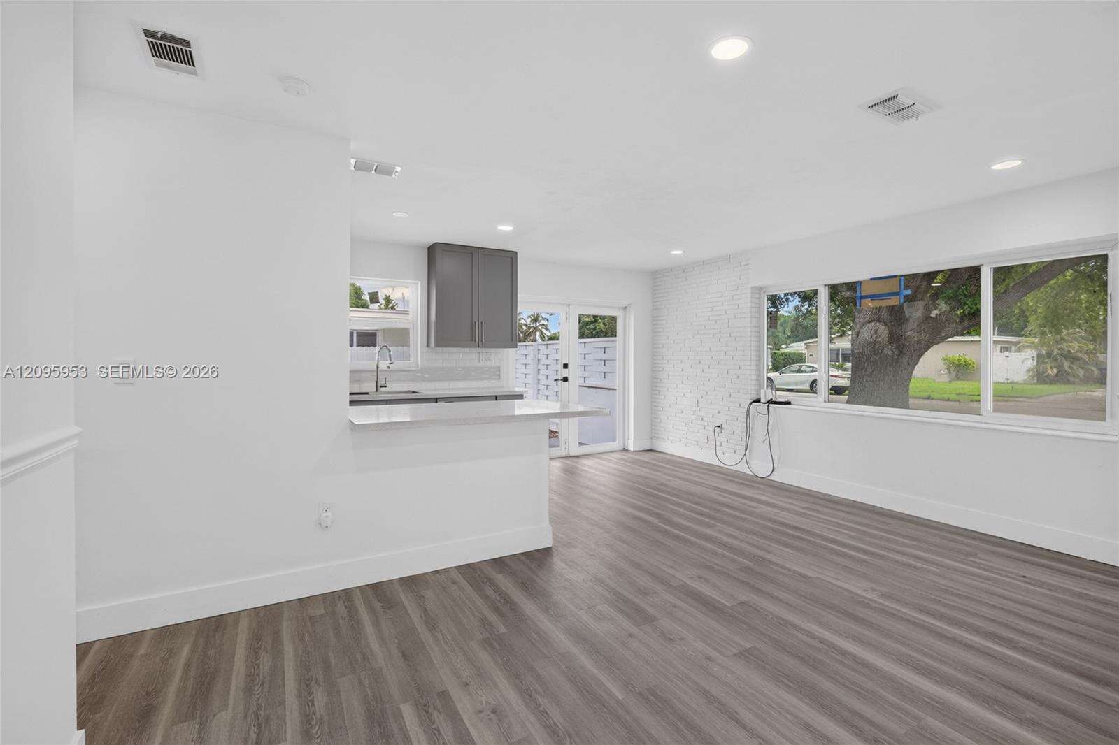 320 70th Ter, Hollywood, FL 33024 - For Sale photo 10