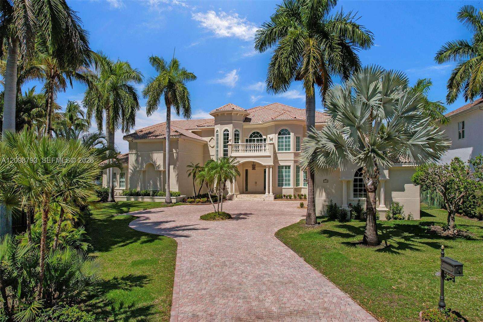 1130 Harbor Ct, Hollywood, FL 33019 - For Sale photo 2