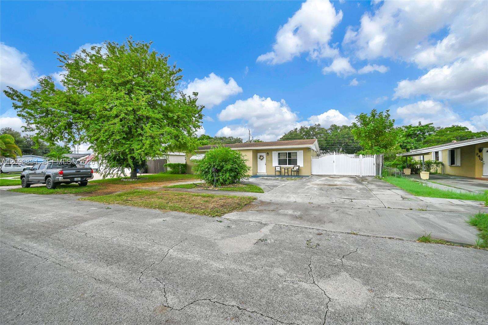 230 67th Ave, Hollywood, FL 33024 - For Sale photo 2