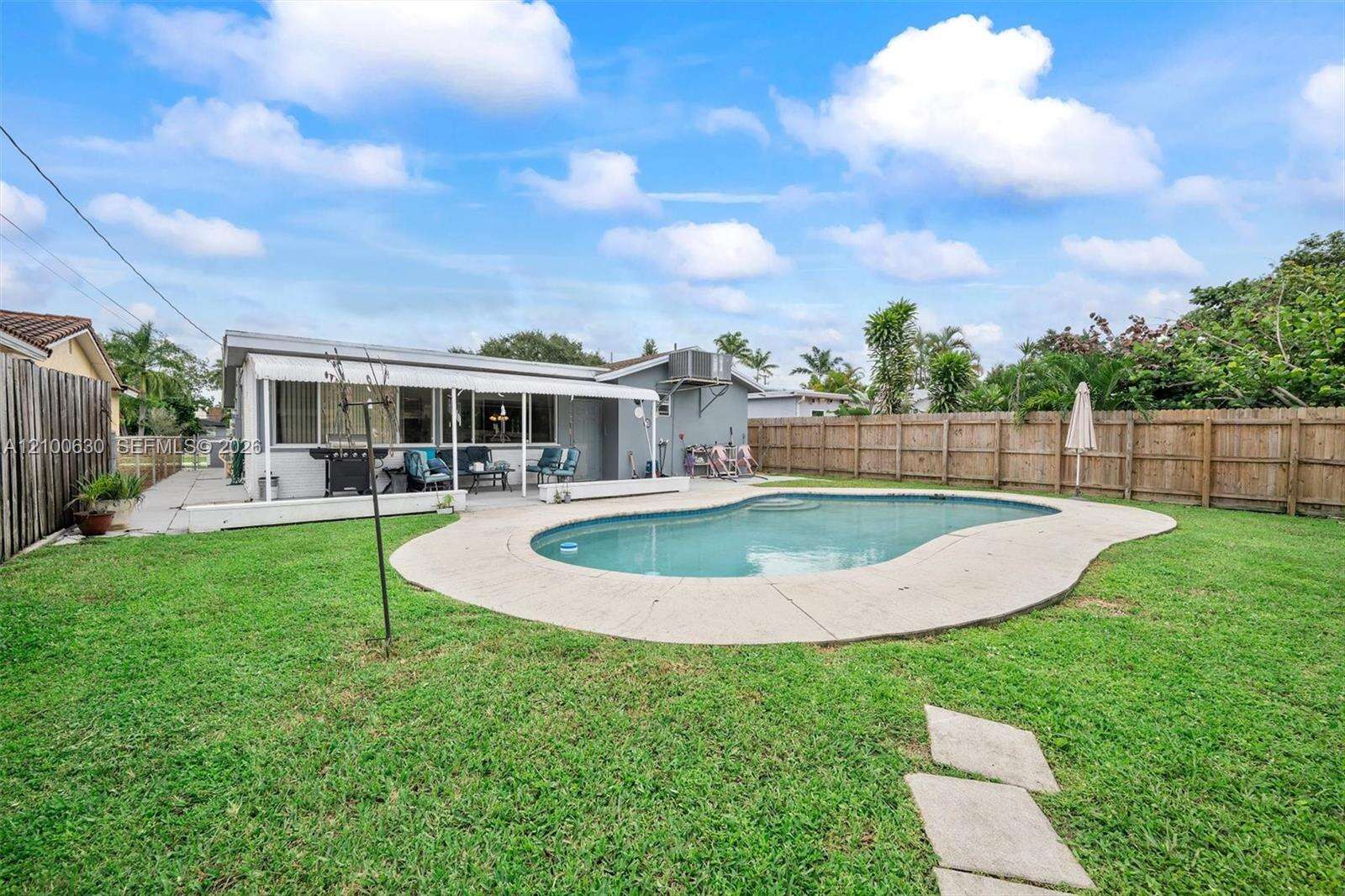 540 Rainbow Dr, Hollywood, FL 33021 - For Sale photo 5