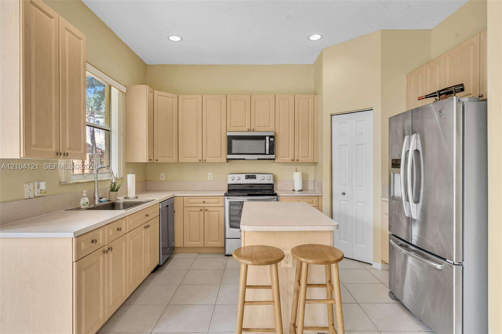 7792 18th St, Pembroke Pines, FL 33024 - For Sale photo 8