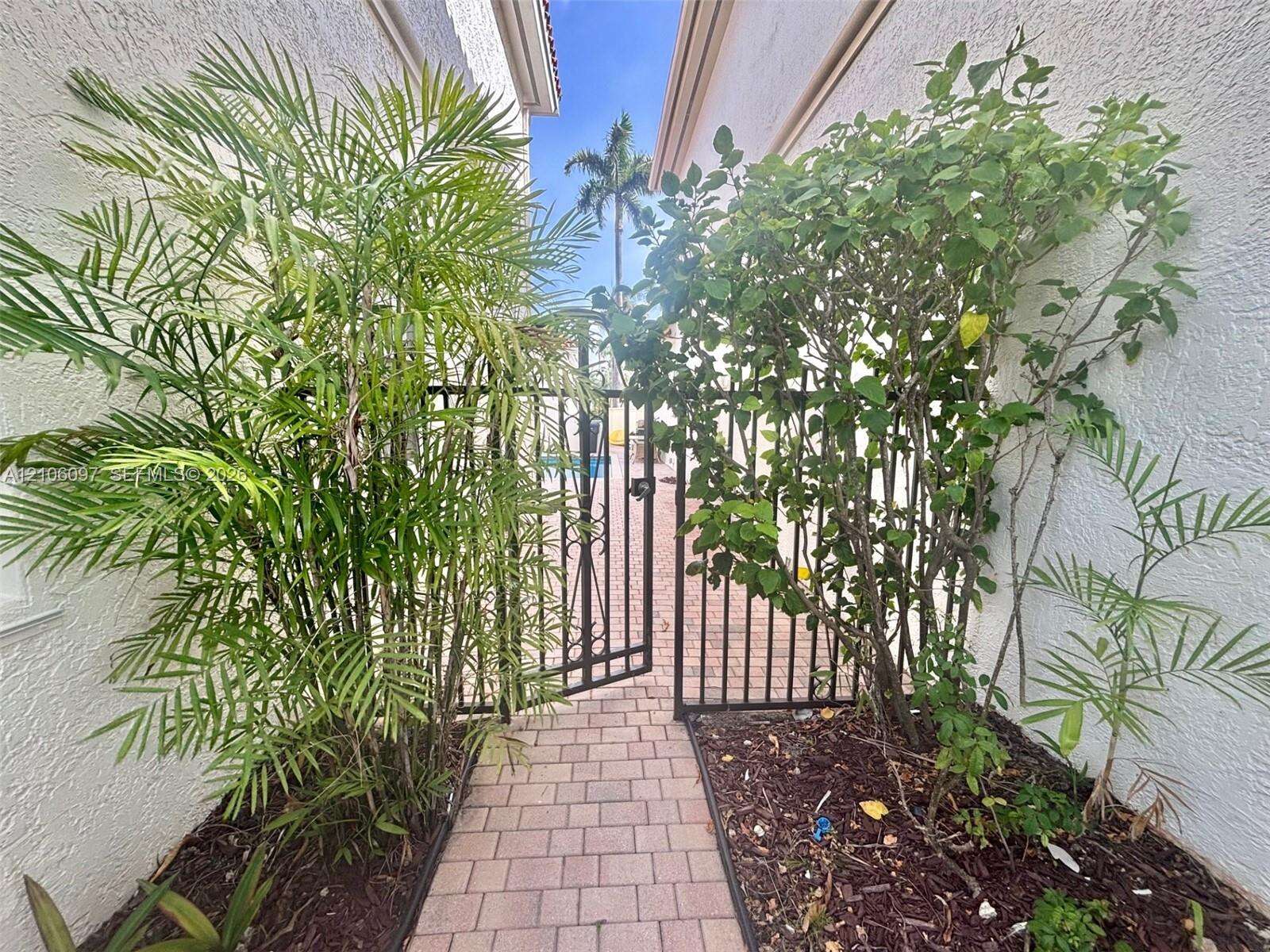 1141 Waterside Ln, Hollywood, FL 33019 - For Sale photo 5