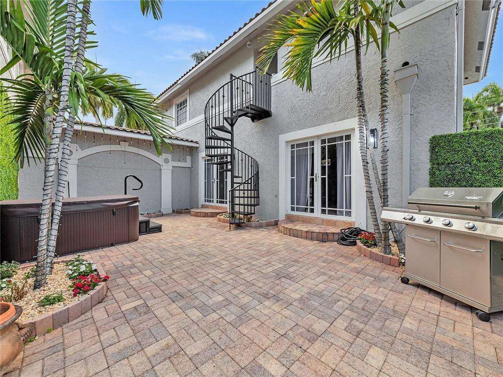 851 11th, Hollywood, FL 33019 - For Sale photo 12