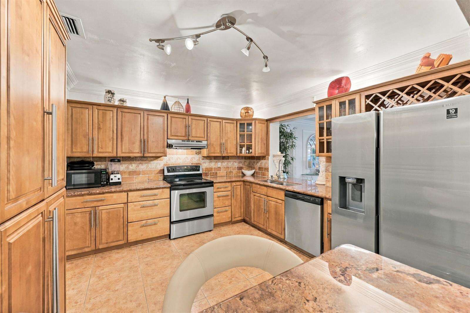 8670 19th, Pembroke Pines, FL 33024 - For Sale photo 12