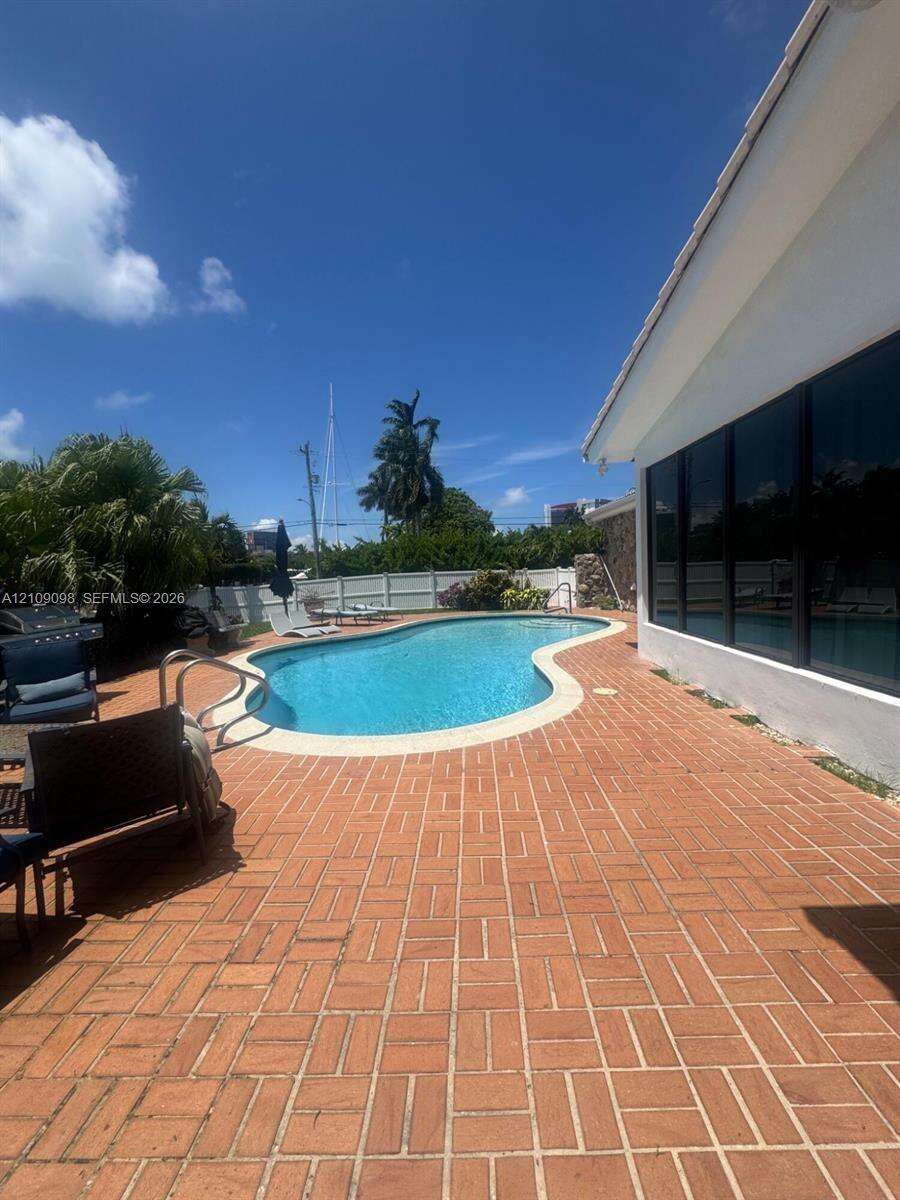 600 Hibiscus Dr, Hallandale Beach, FL 33009 - For Sale photo 3