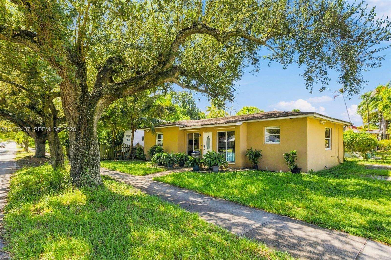 910 28th Ave, Hollywood, FL 33020 - For Sale photo 2