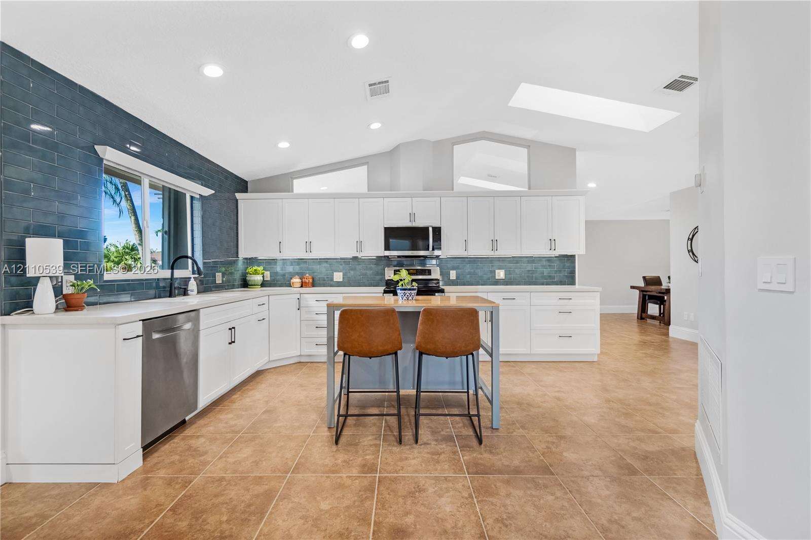 15263 157th Ter, Miami, FL 33187 - For Sale photo 2