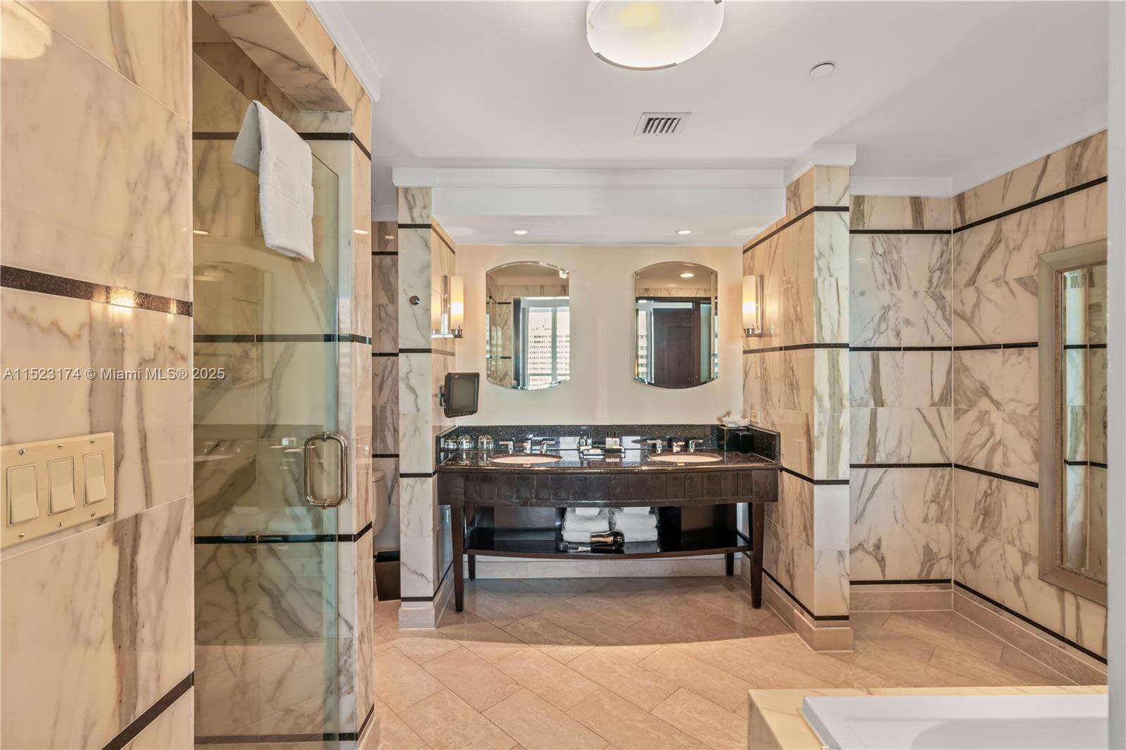 FONTAINEBLEAU III OCEAN CLUB - 4391 Collins Ave, Miami Beach, FL 33140 | Picture 28