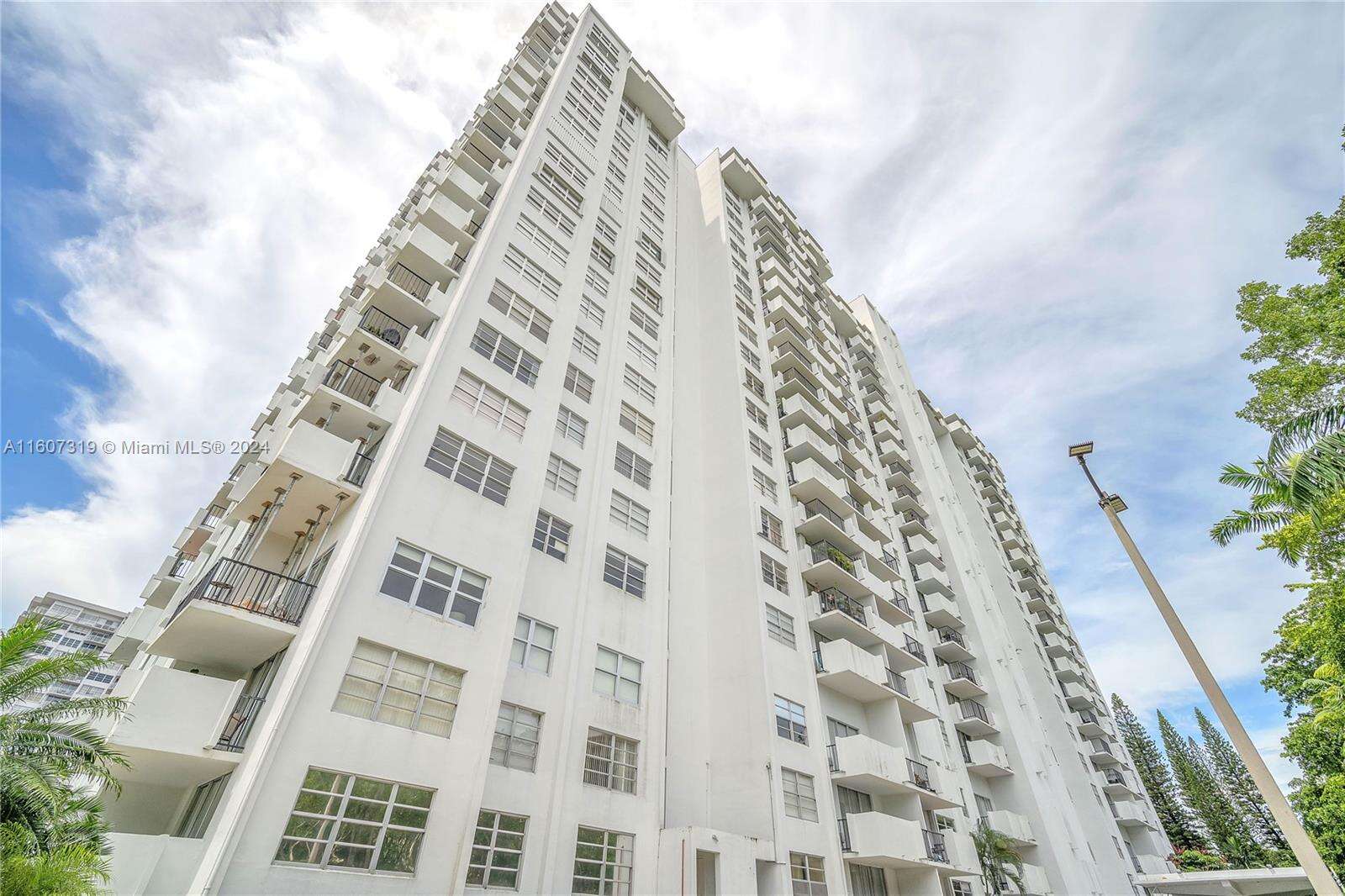 Commodore Plaza Condo Century Bldg Condos for Sale & Rent | Picture 1