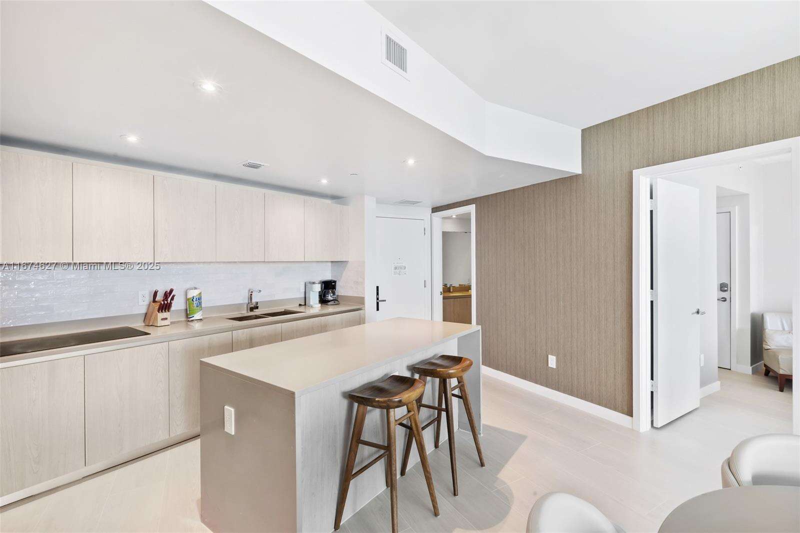 Hyde Resort at 4111 Ocean Dr, Hollywood, FL 33019 - For Sale photo 4